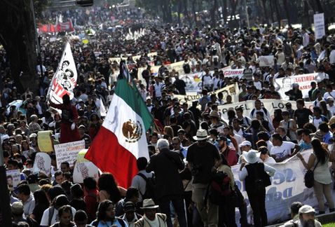 Ayotzinapa-desaparecen_jovenes-marcha-Angel-Zocalo-protesta_Ayotzinapa_MILIMA20141008_0406_8
