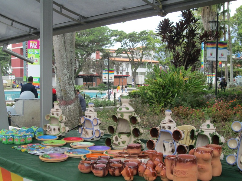 Asignación de créditos motoriza la producción artesanal en la plaza Las Heroínas
