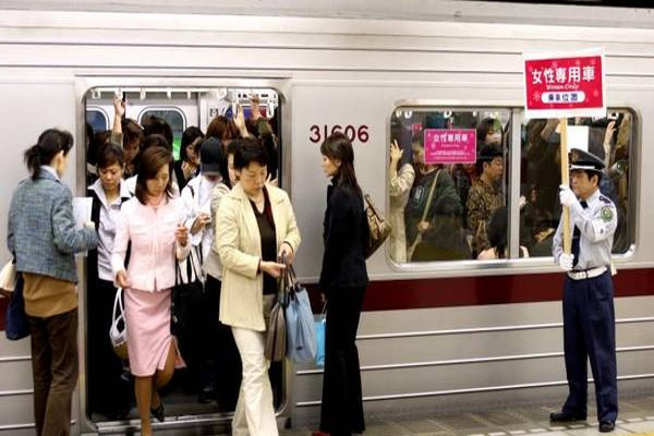 tren-subte-acoso-violencia-genero-transporte-violencia_de_genero-acoso_sexual-acoso_callejero-Japon