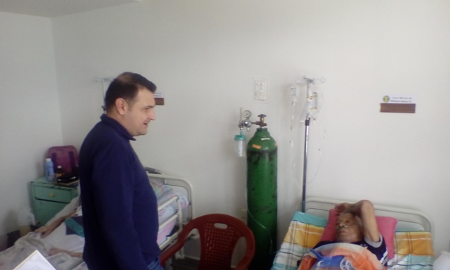 El Gobernador Alexis Ramírez visitó a los pacientes del piso 5 del HULA