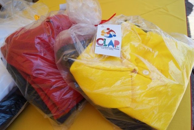 Foto referencial - Uniformes escolares entregados por el CLAP Téxtil