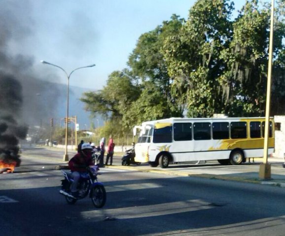 Autobus secuestrado en las inmediaciones de la facultad de Derecho - ULA