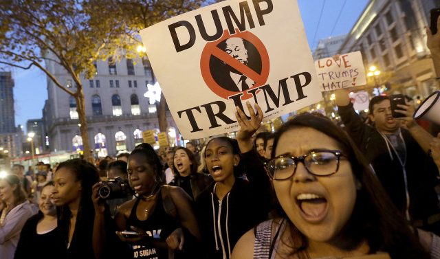 Miles-de-manifestantes-protestan-contra-Presidente-electo-Donald-Trump-640x377