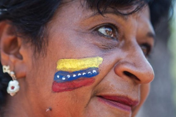 Mujer-bandera-venezolana-655x436-575x382