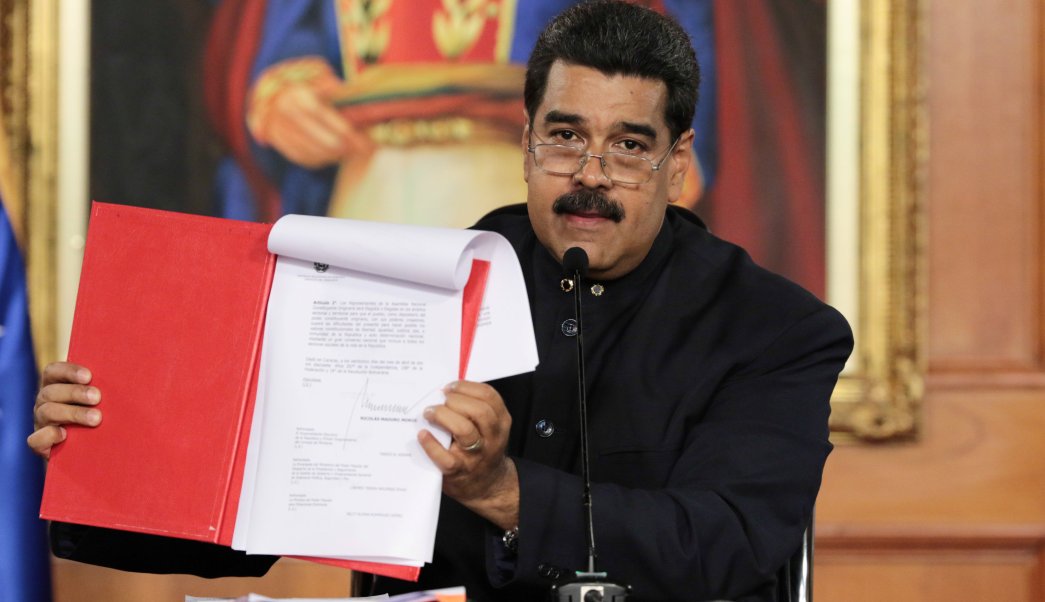 el-presidente-de-venezuela-nicolas-maduro-firma-decreto-para-una-asamblea-constituyente-reuters-1