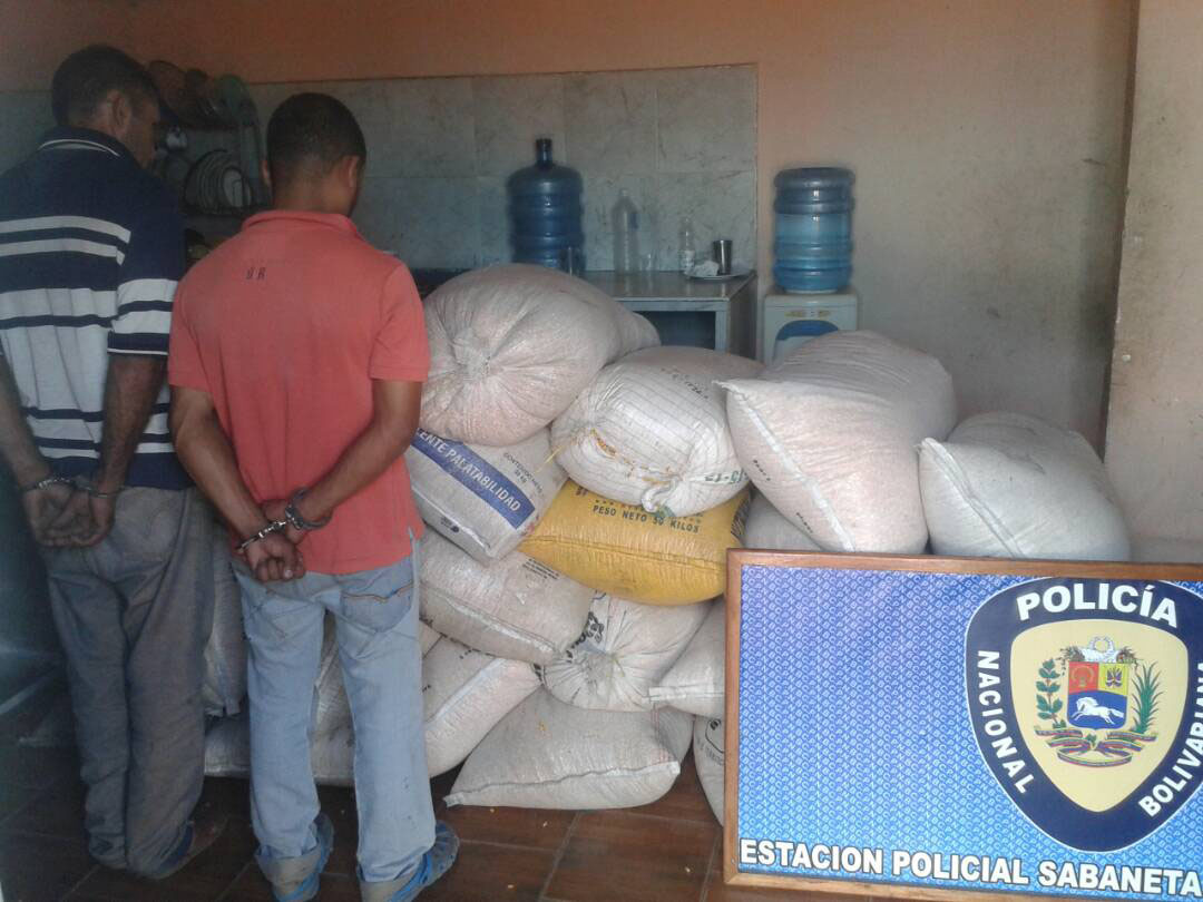 PNB aprehendió a dos sujetos por contrabando de más de mil kilos de maíz-2