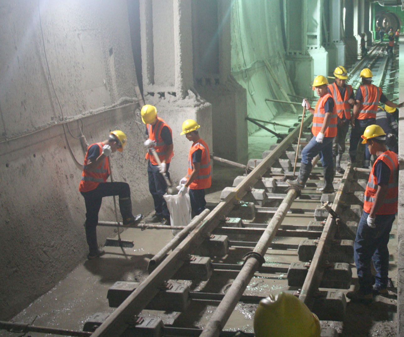 obras obreros construccion trabajadores metro trenes