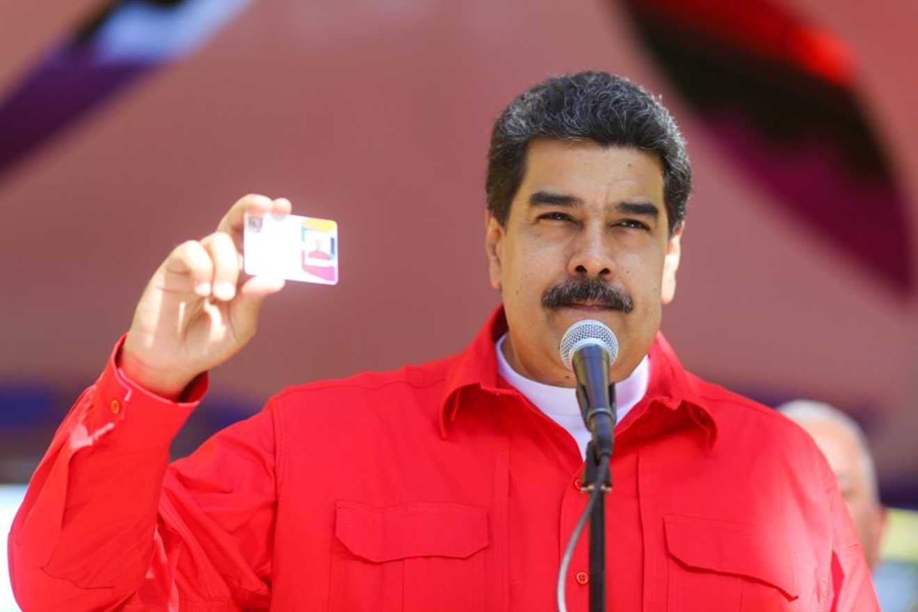 Nicolas-Maduro-con-el-carnet-del-PSUV