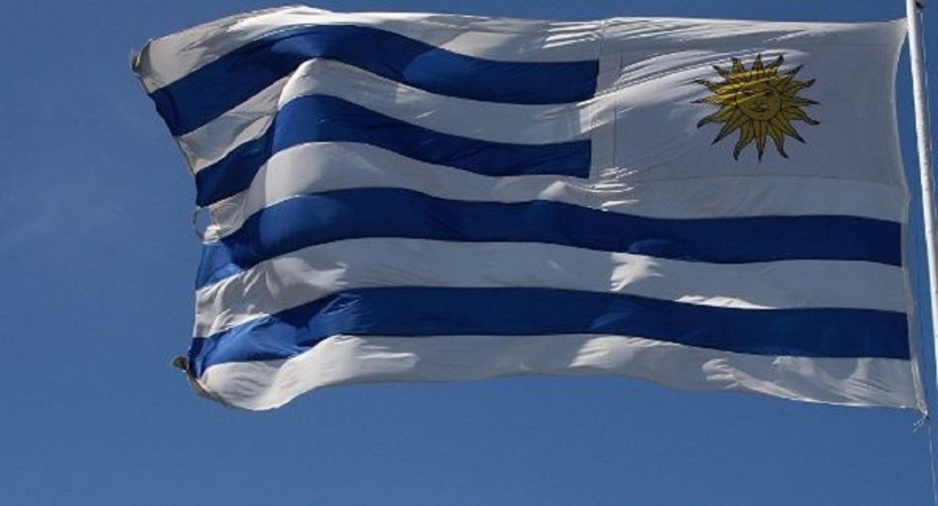 Bandera-de-Uruguay-1320x712