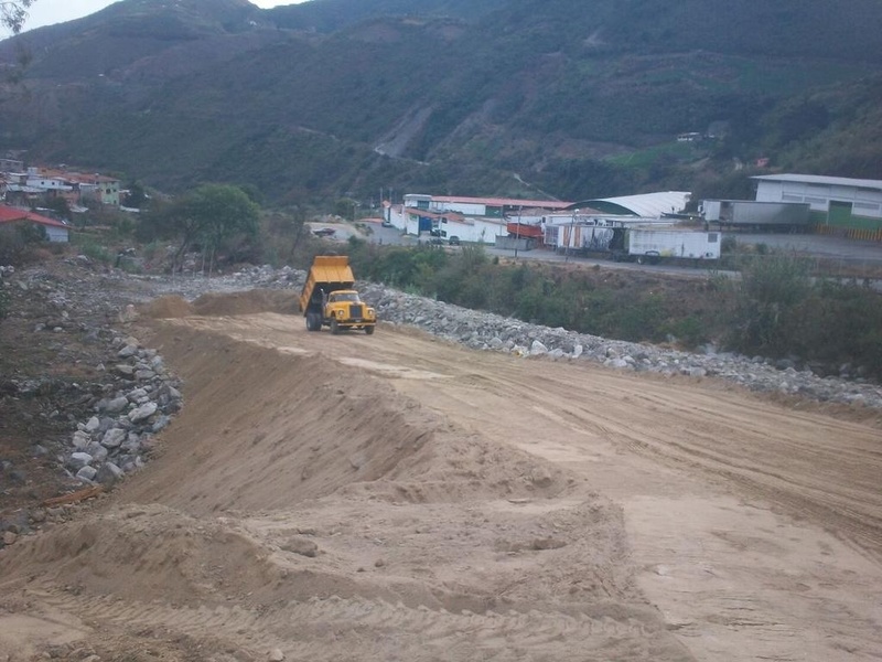 Trabajos de construcción de la avenida perimetral de Timotes (foto www