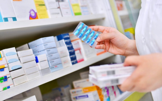 farmaceutico-que-sostiene-caja-medicina-paquete-capsula-farmacia-farmacia_67340-24