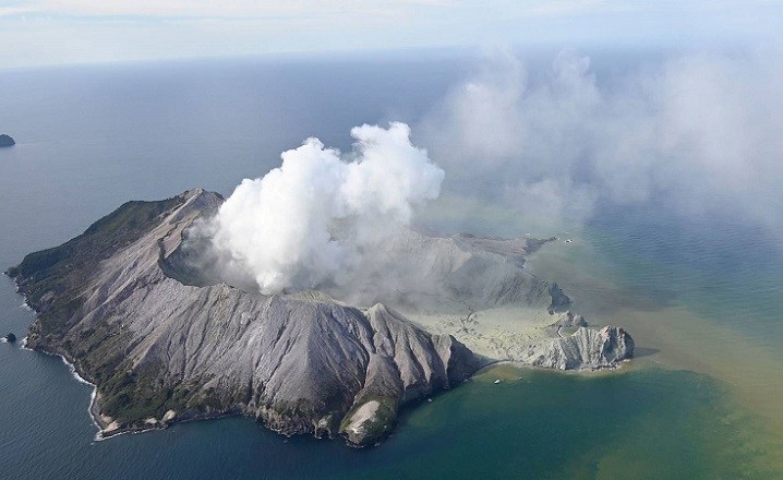 Erupción-de-volcán-en-Nueva-Zelanda-deja-5-muertos