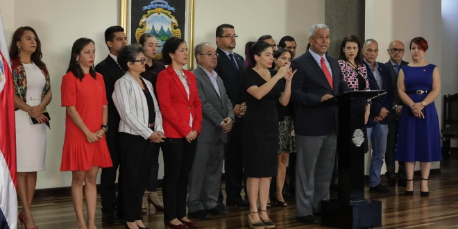 El-ex-ministro-de-la-Presidencia-Víctor-Morales-durante-el-anuncio-de-su-renuncia-al-cargo-en-Casa-Presidencial