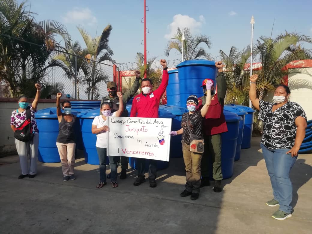 Habitantes de l aparroquia El Junquito con reciben 50 contenedores de agua (1)