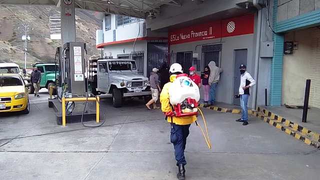 Desinfección en las estaciones de servicio del municipio Rangel (Foto Prensa AR)