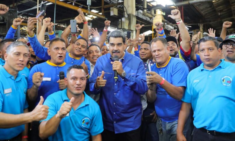 Maduro inauguró la UNEXEE en Bolívar y entregó títulos universitarios y certificación a UNEP de Gran Caracas
